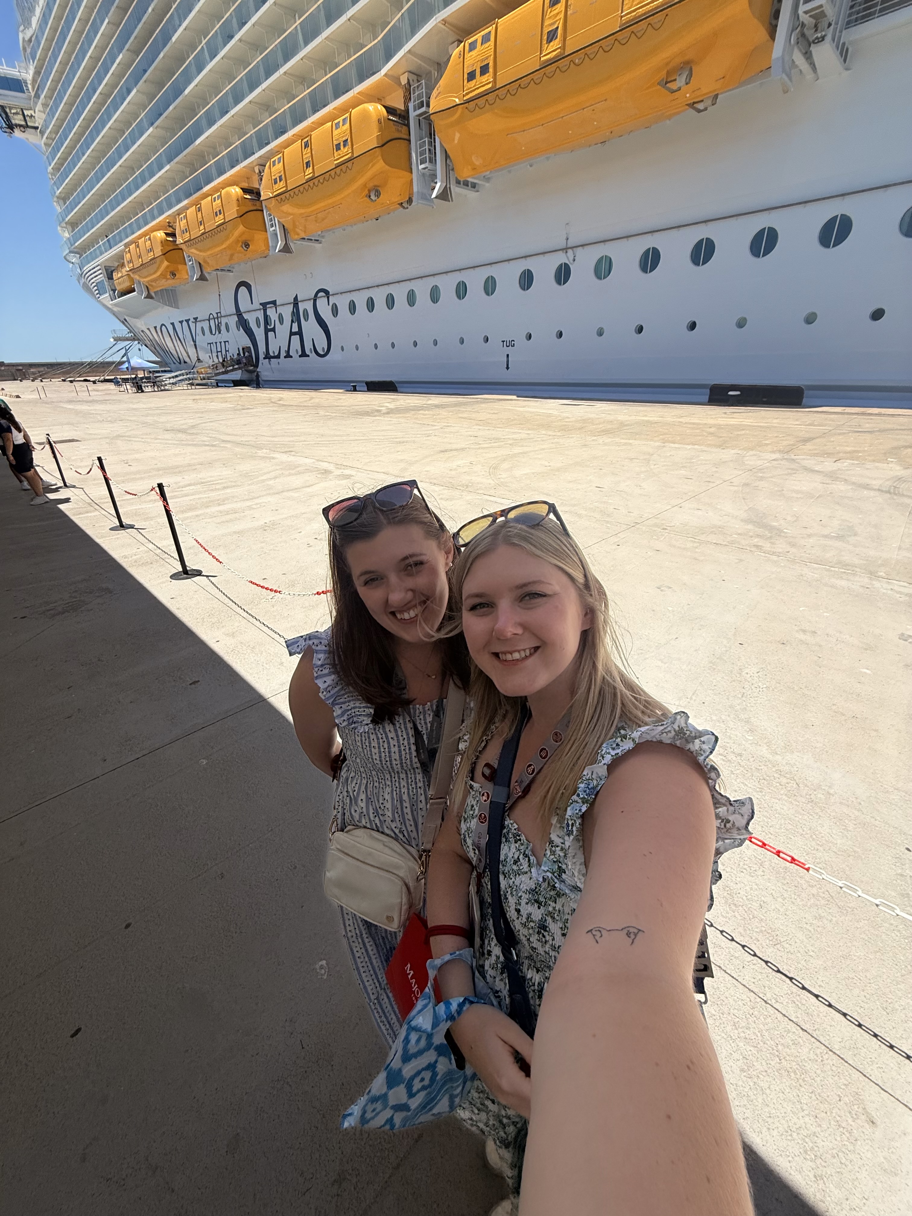 Elizabeth and her sister standing in front of Harmony of the Seas